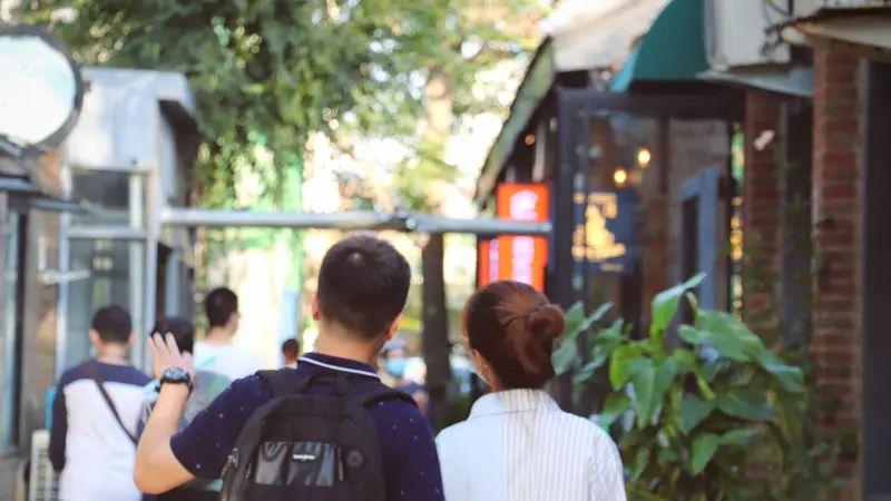 外地女要找合伙人本地女要合得来｜北京相亲角里撕开阶层真相｜别再为相亲内耗