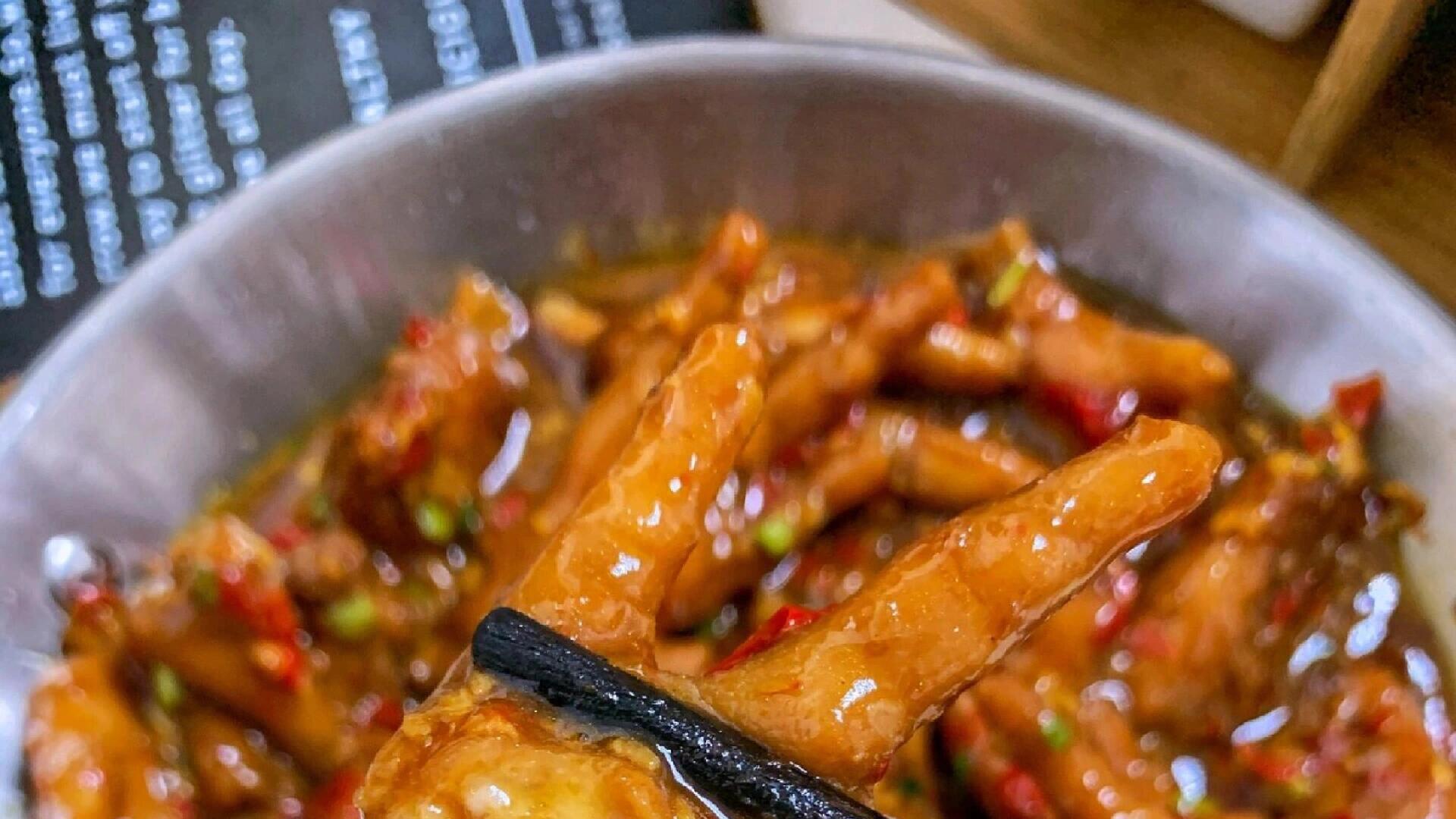 蒜香辣鸡爪：软糯脱骨，香到舔指的家传味道