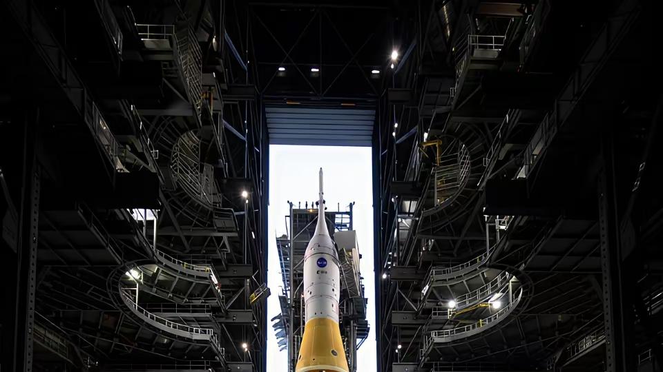 突发泄漏！NASA阿尔泰弥斯2号SLS火箭加注遇阻，两次故障后完成加注，湿彩排成败未定