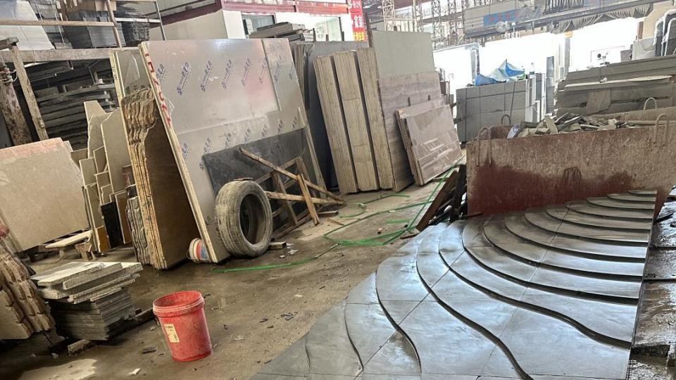 光面荔枝面蒙古黑石材在水景设计中的厂家直供加工方式