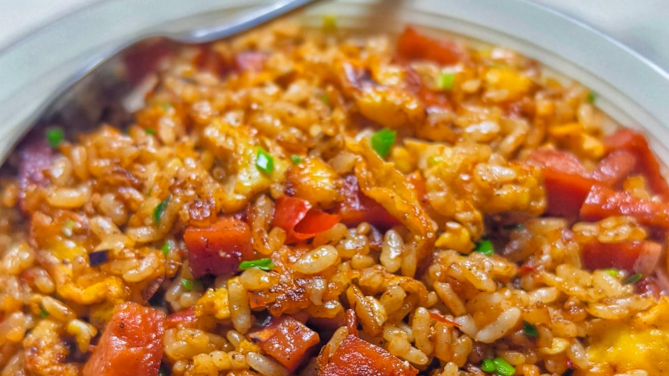 蛋炒饭：一碗金黄里的烟火诗