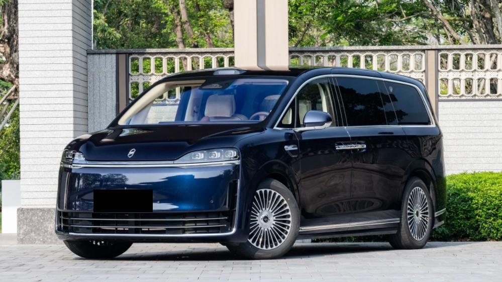 鸿蒙智行迎来新成员，智界V9定位中大型MPV，商用家用两不误
