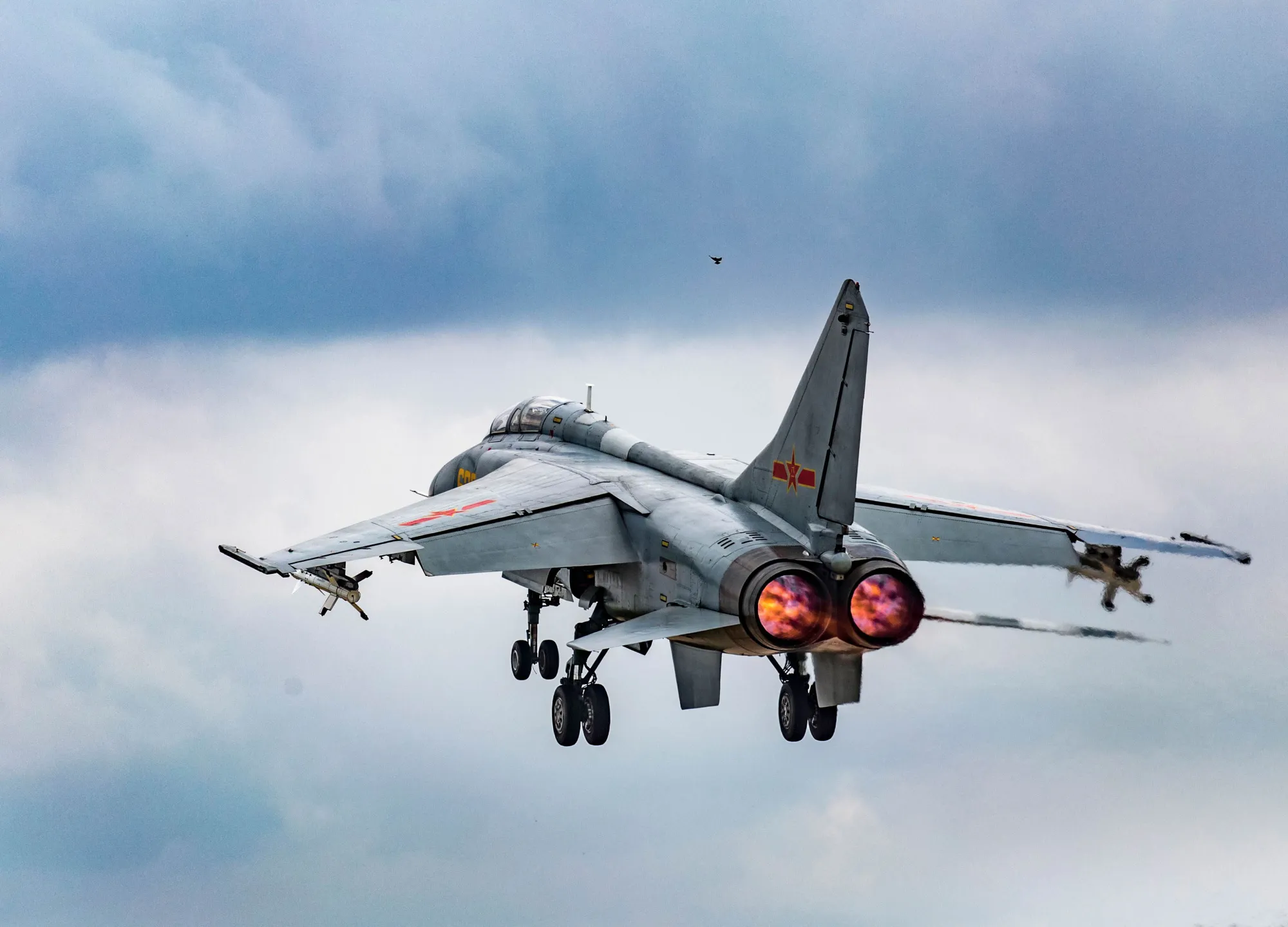 歼-16逆袭“飞豹”？三十年空中老兵还没打算退休，这事儿到底咋看