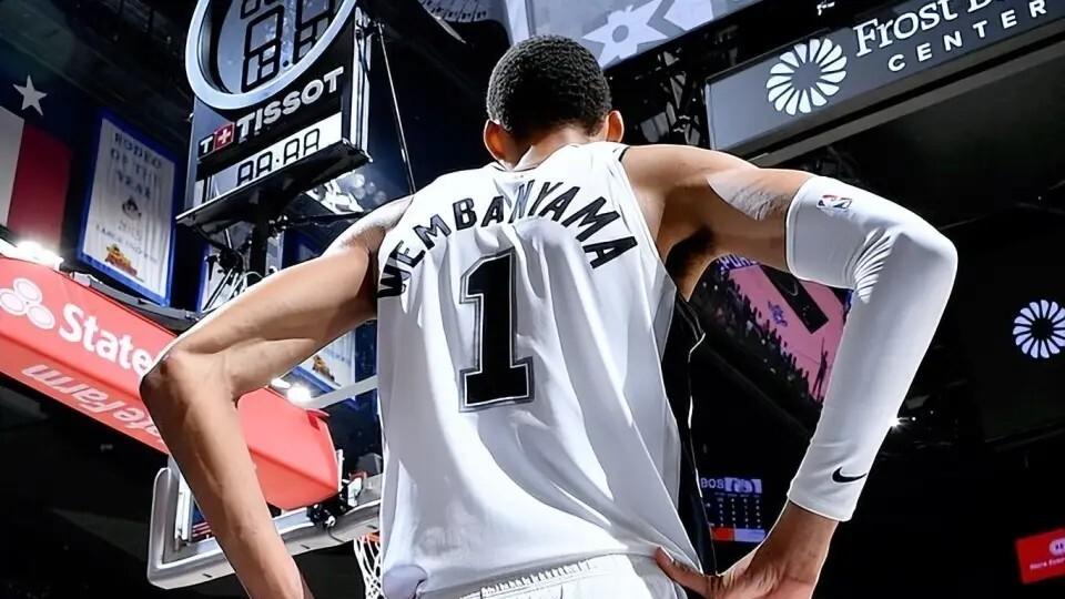 文班亚马两战狂轰82+34！22岁新王叫板亚历山大：MVP该换人坐庄了