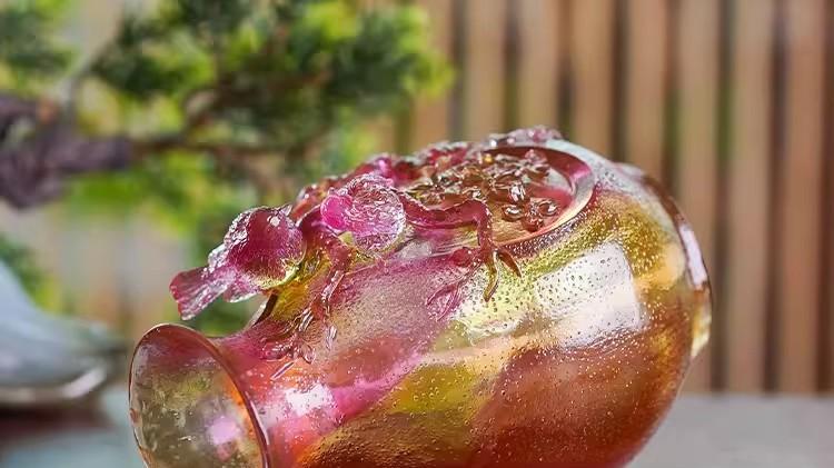 遇见古法琉璃：喜上眉梢梅花花瓶的艺术密码