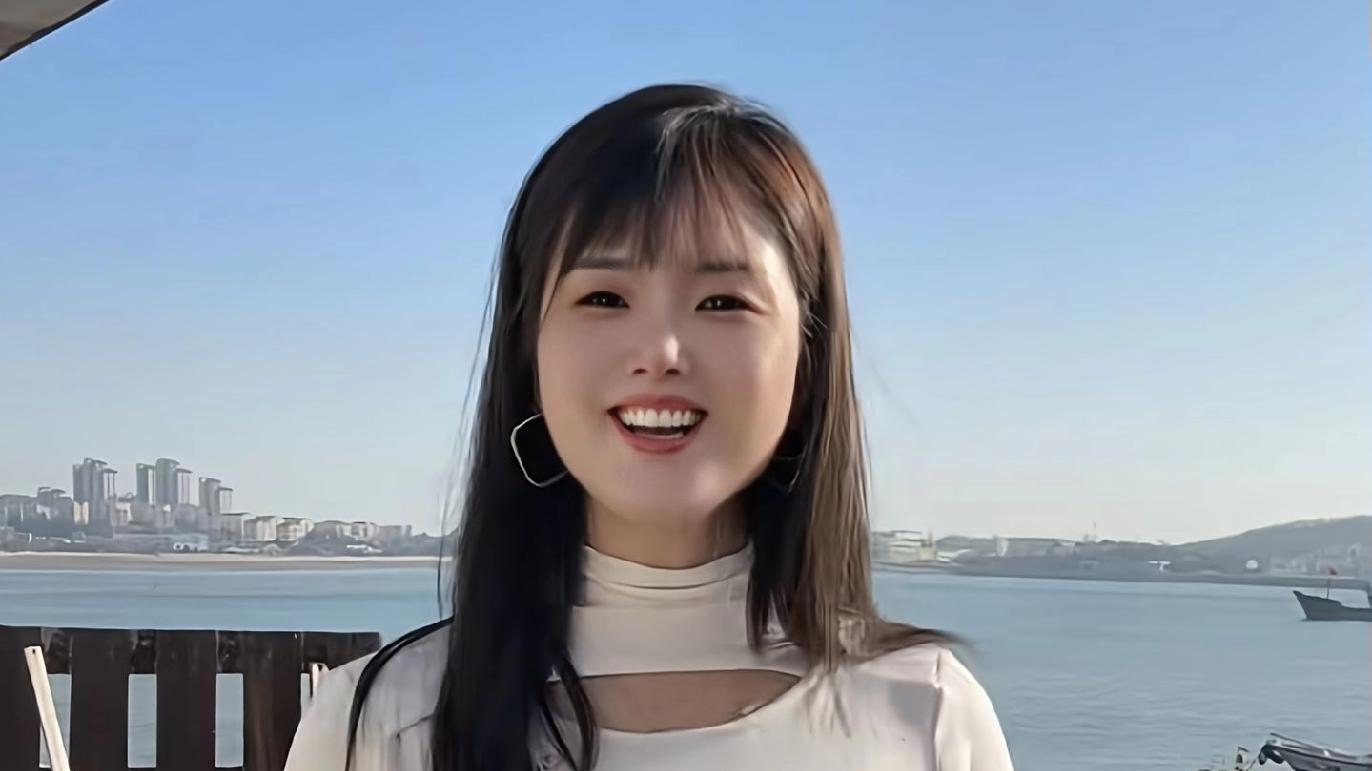 风靡万千大爷的“一笑倾城”如今丰满依旧，模仿者难以超越！