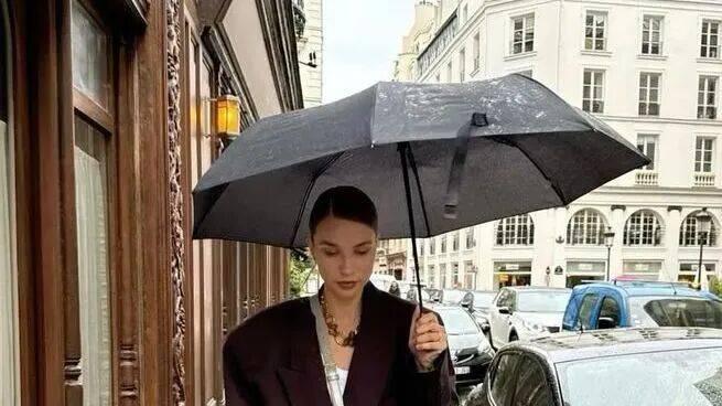 “小黑鞋”今年春天又火了！怎么搭都时髦