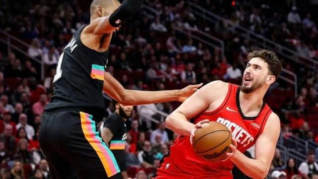 4+6+4盖帽，火箭队32岁中锋给申京打样 锋线轮着伤 史密斯7中6离场