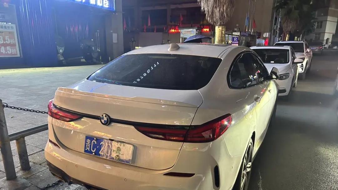 违停还故意遮挡号牌，这名驾驶人被处罚！