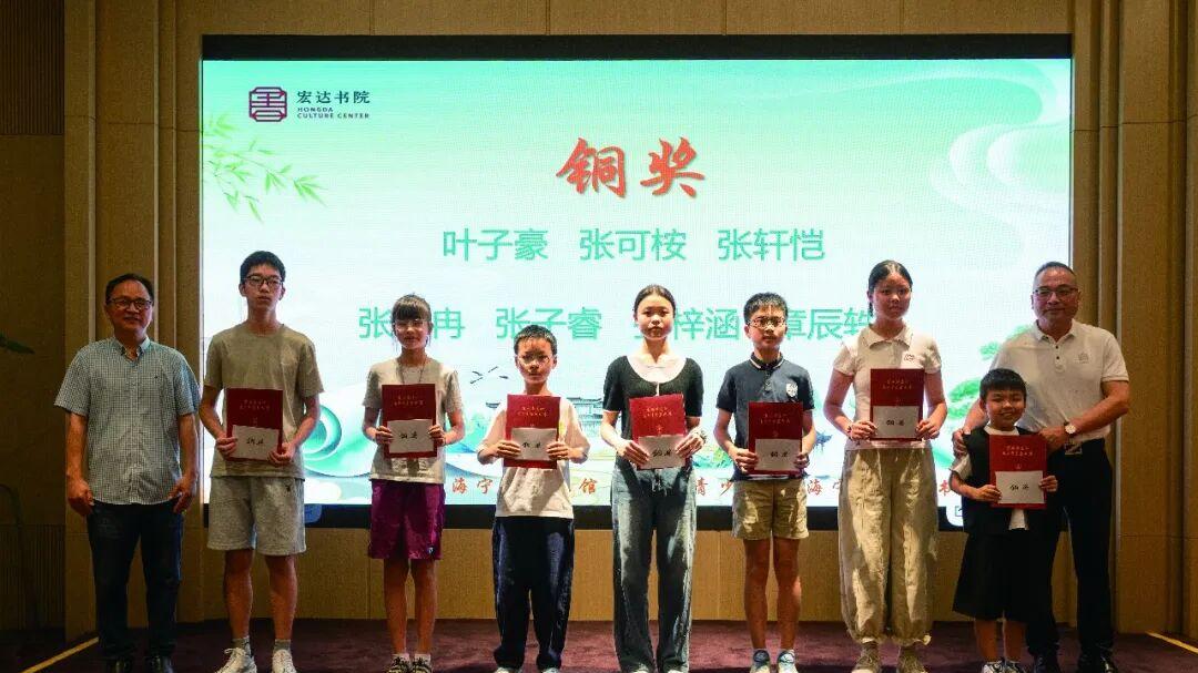 首届“宏达杯”青少年书画大赛启幕——百余件书画作品在宏达书院亮相