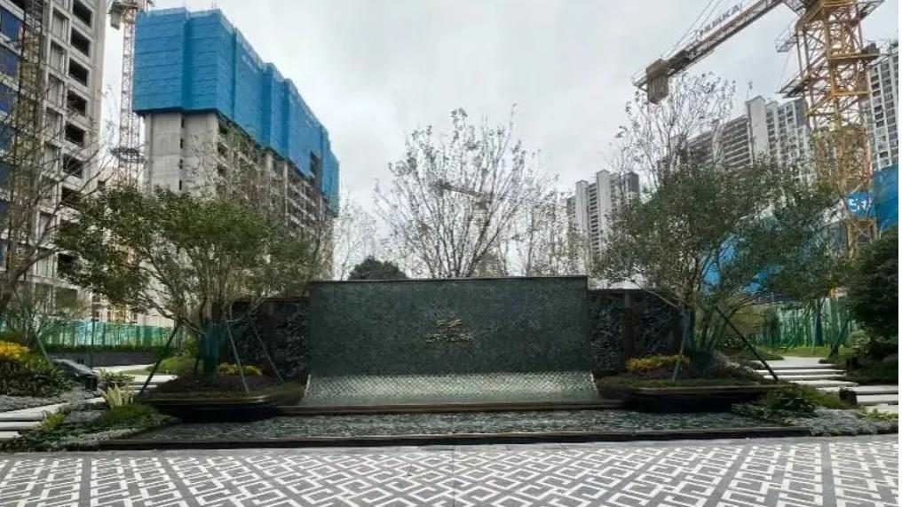 泉州一楼盘被举报未按规划施工，官方承诺验收前须恢复原设计！