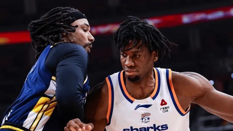 胜广东更衣室采访！洛夫顿谈伤势