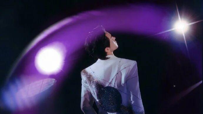 曾舜晞的星际贵雅：跨年舞台上，BUERLANGMA 与 DE BEERS 揉出的未来自成一格