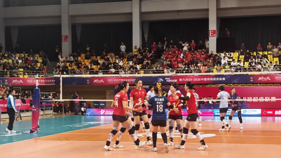 女排联赛：江苏女排横扫天津+“金局”淘汰对手，上海双杀山东