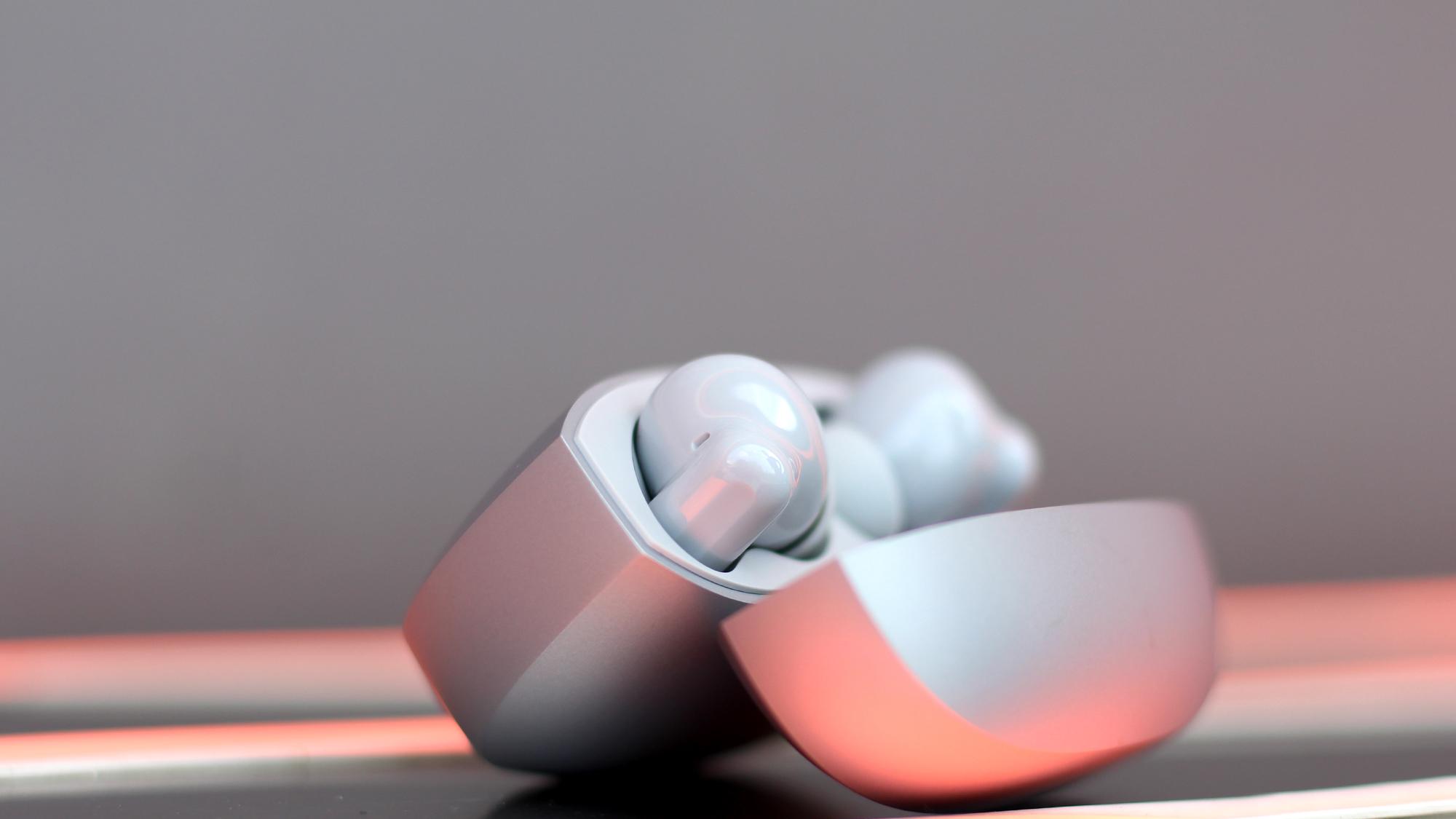 一加 Buds Ace 3「钛空银」图赏：简约电竞设计