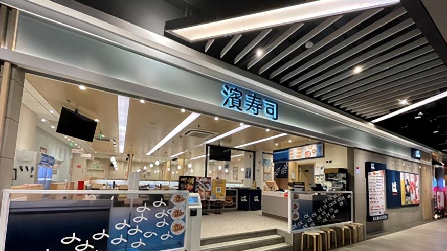 一片鱼片刺破“排队神话”，引出日料千亿王国