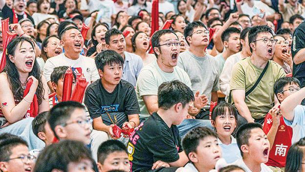 年终报道：回归足球本源 “苏超”踢出了一记“好球”