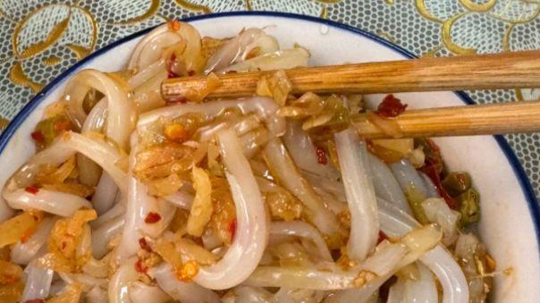 漫步益阳街巷，一碗刮凉粉的酸辣清凉最解暑