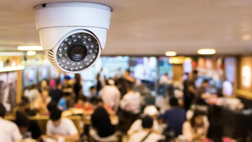 别墅院落怎么选监控？长焦距+黑光技术，格行视精灵黑夜如白昼；户外安防监控推荐