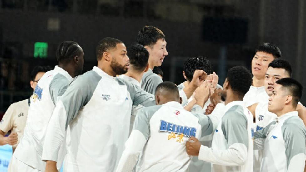 许利民赛后发布会说输球不是教练问题，上一场输山东对方没教练！