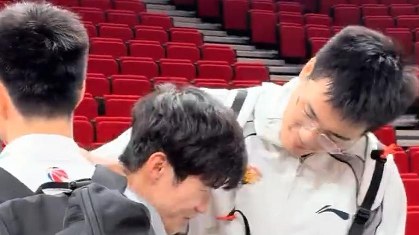 沪粤踩场太暖！弗格与上海全队拥抱，双方国手畅谈，偰李永炜团宠