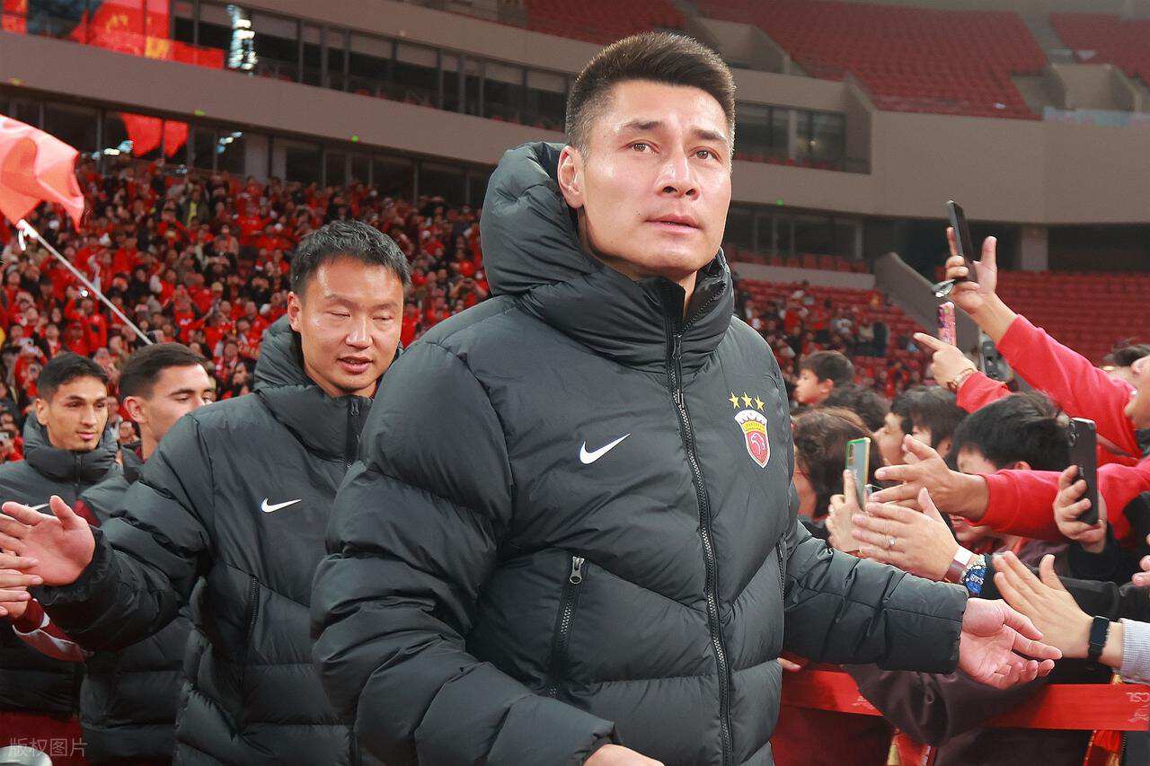 他在上港效力五年零失球，如今合约到期却被俱乐部送走，引发热议