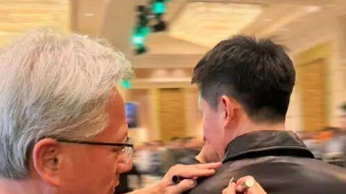 英伟达员工晒年终奖：黄仁勋霸气签皮衣，把别家公司焊死在天花板