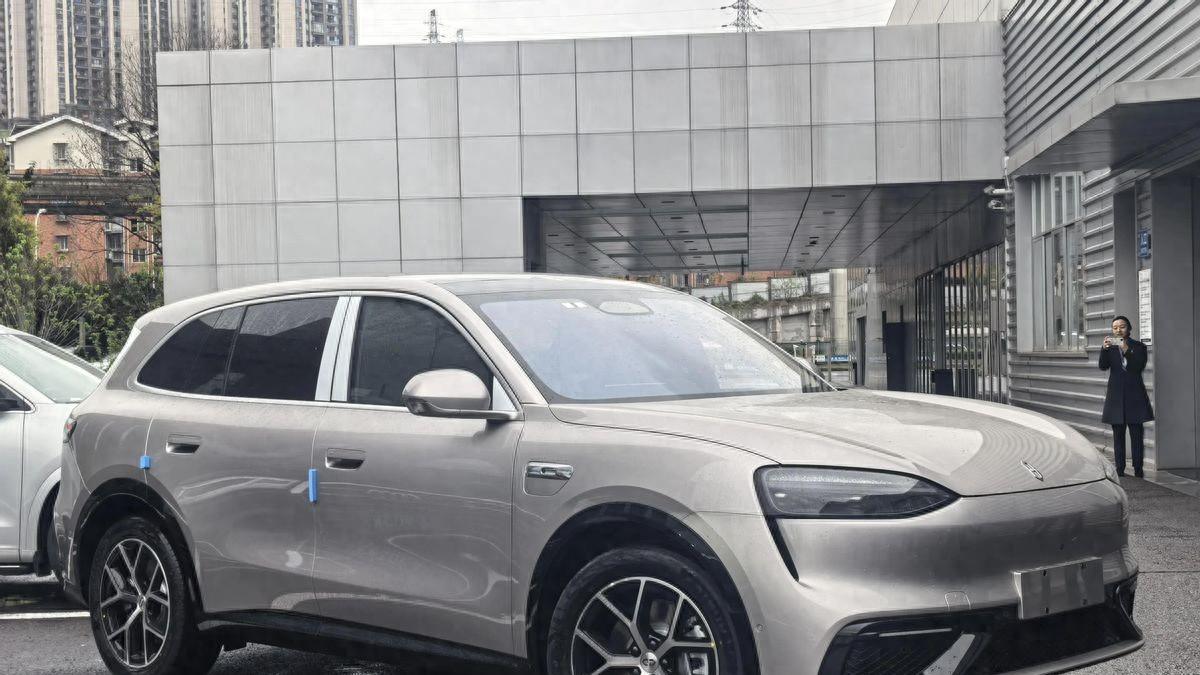 问界M6实车到店，长近5米+“冰彩沙”，配469马力+空悬