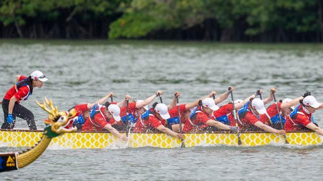 第六届亚沙会龙舟百米直道赛中国队夺金