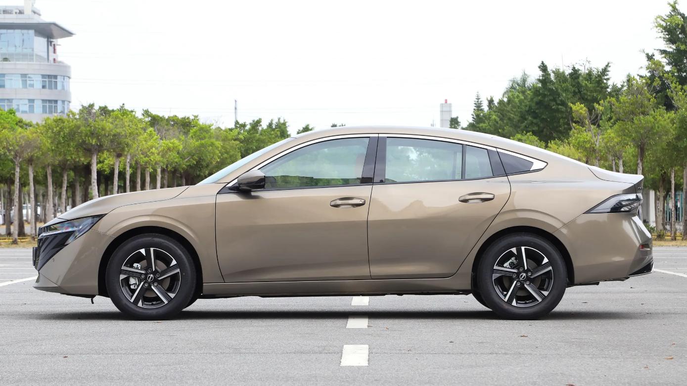 十五代轩逸价格还算克制，动力虽然祖传，但外观内饰进步很大