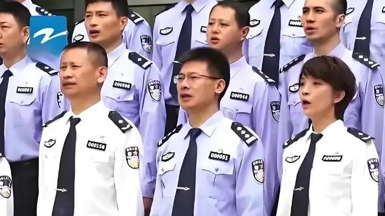 身穿“白衬衣”的警察，级别有多高？一般人穿不了，身份不简单