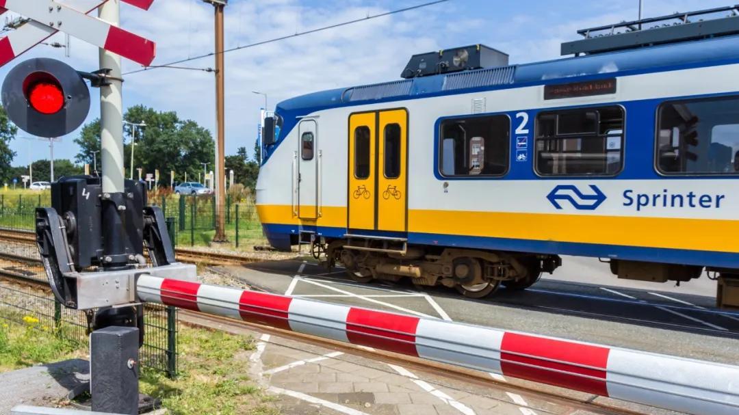 荷兰铁路公司NS试点让车站安全员携带警棍上班：先训再上岗！