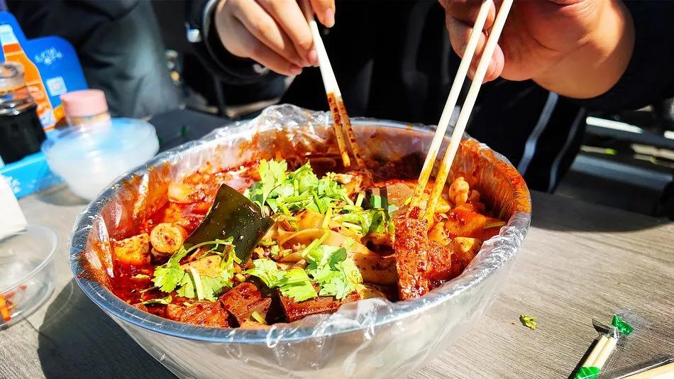 【天水美食】古巷飘红油  老店聚人气  ▏ 唐敬麻辣烫成天水国庆假日“烟火名片”