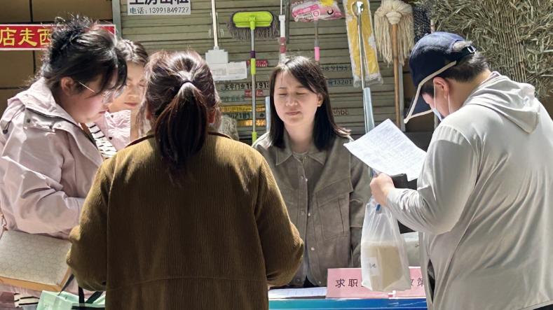 “家门口”就业服务精准直达群众身边