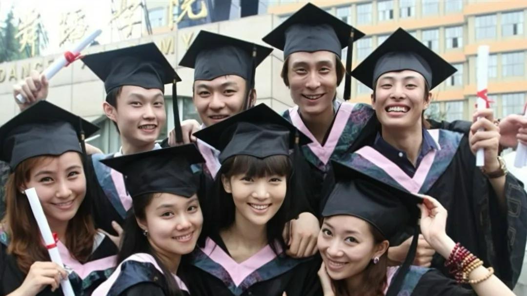 金晨肇事逃逸监控截图曝光，张雨绮和她，谁能拿下2026年第一封？