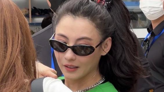 张柏芝亮相三亚：高马尾墨镜显活力，与海豚互动好开心！