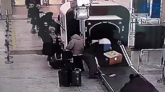 出境行李藏近4斤黄金 海关精准查获 超量携带需申报引关注