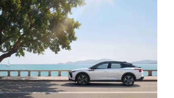 新款凡尔赛C5 X定档3月23日上市，全系标配后三角窗流光镂空丝印