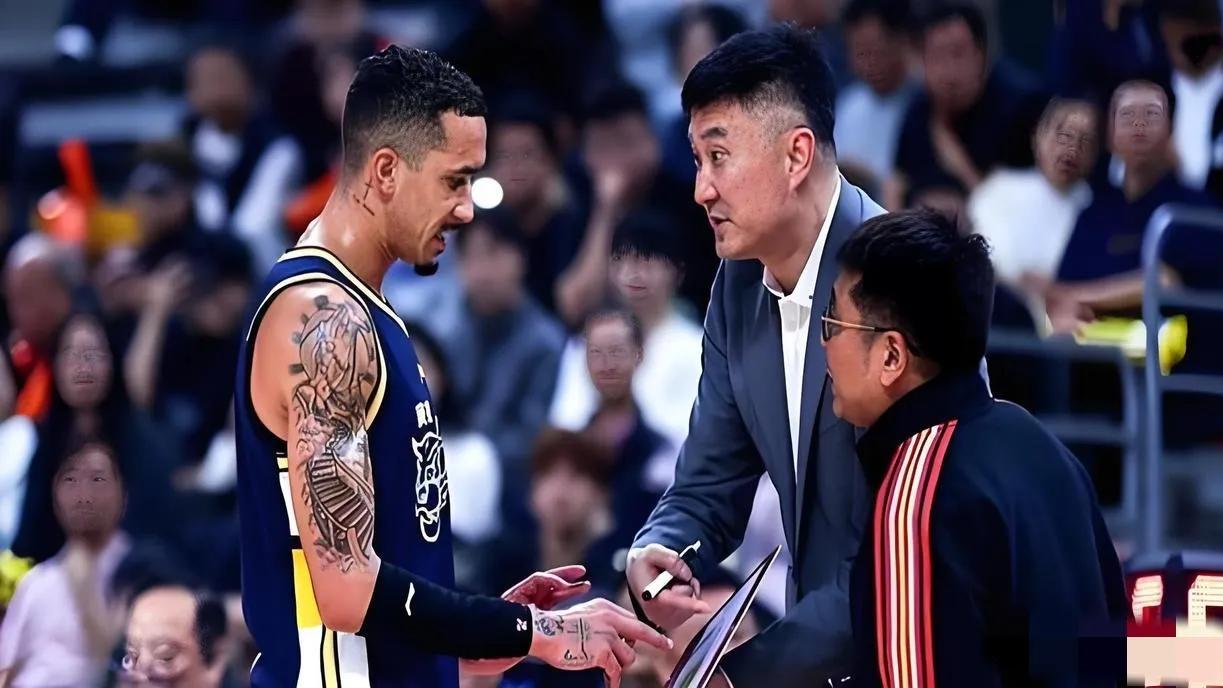 广东84-94不敌上海的原因，不是胡明轩，全场8失误送对手19分