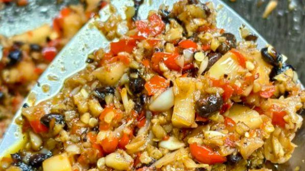 玻璃罐里的重庆味：酸笋与辣椒的温柔发酵