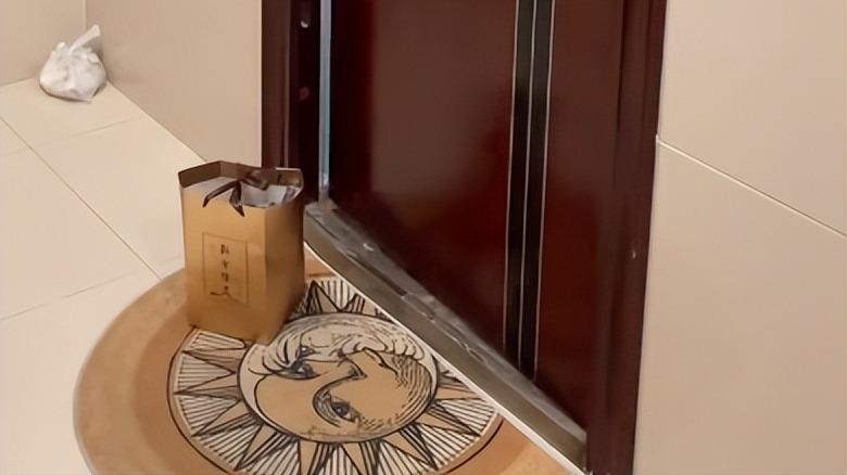 留空手机号，外卖员敲门不开，反手就举报，谈各行业规则流氓横行