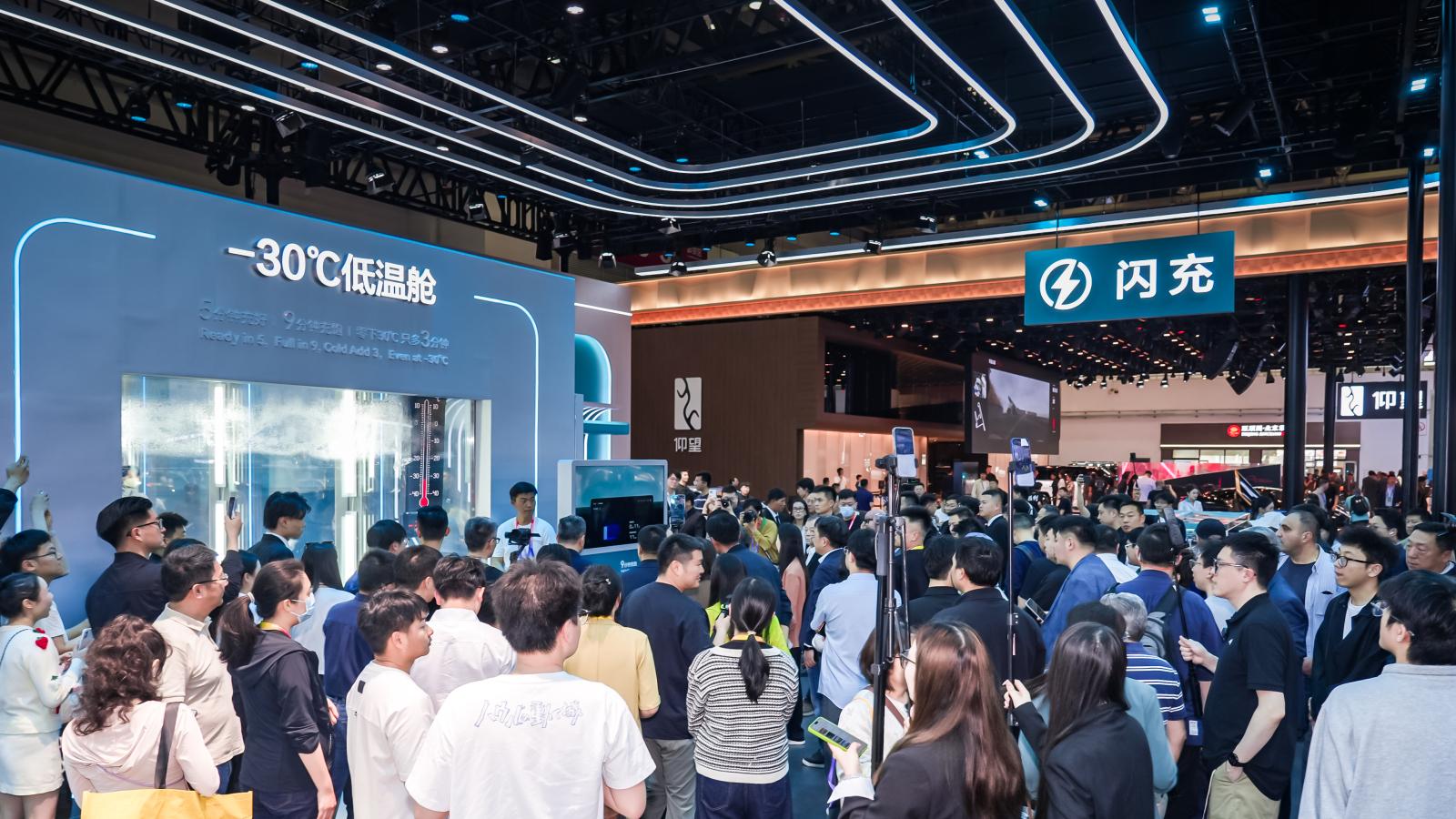 实探北京车展E3馆：比亚迪专馆人气高涨，影视明星扎堆打卡
