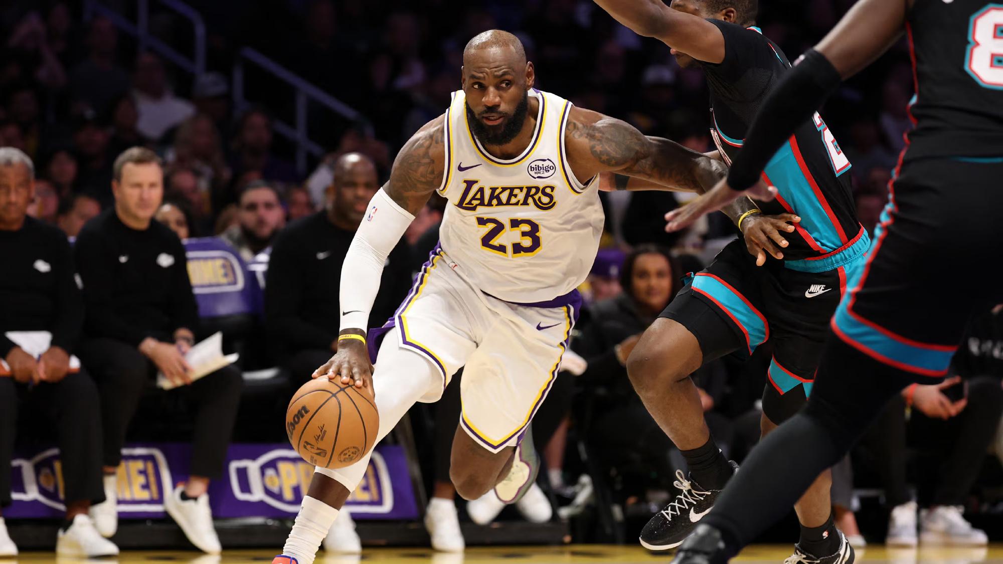 16分逆转灰熊！湖人1日内4喜临门，2大改变让东詹终于1+1大于2