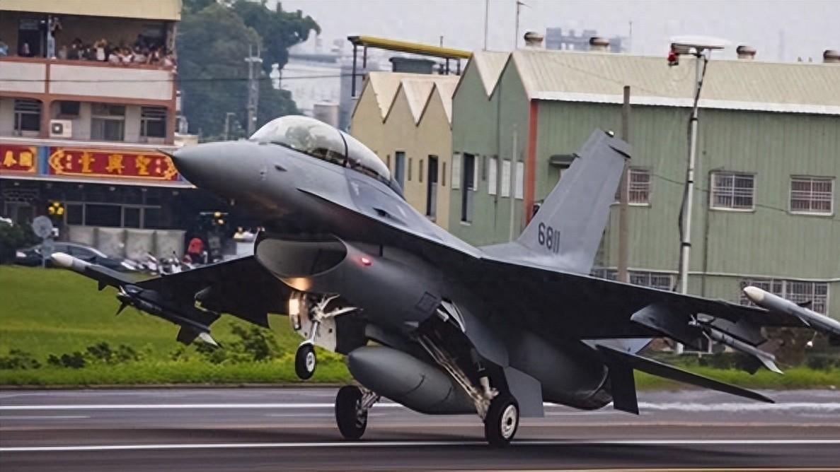 演练热闹如戏，实战一触即溃？F-16坠海，撕开台军三大致命短板