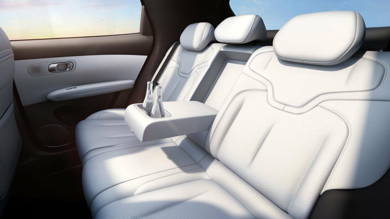 00后人生第一台车，看中长安启源全新Q05、比亚迪元UP，该咋选？