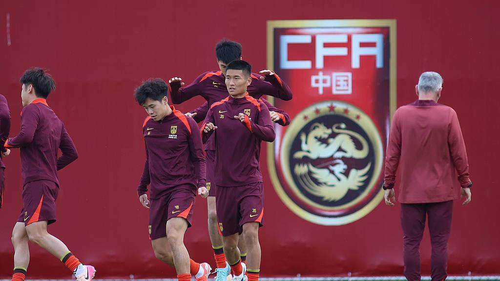 国足首训教练组亲自示范 邵佳一强调团队追求与梦想