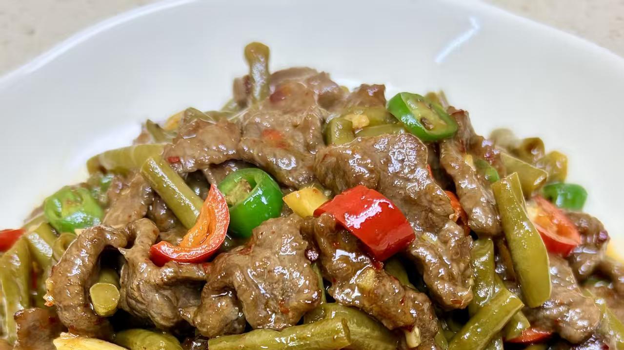 酸豆角炒牛肉：酸辣开胃，牛肉嫩滑，米饭三碗打底，连干三碗才舍得停筷子