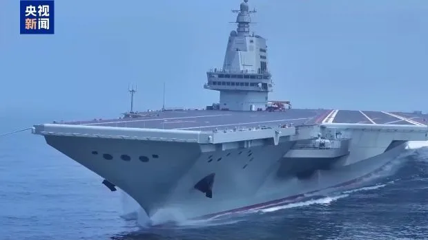 菲律宾的“两面游戏”：一边拉美军巡航，一边喊中国谈准则