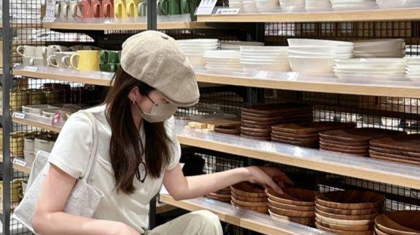 早春王炸组合：小白鞋 + 长裤，藏着最舒服的时髦