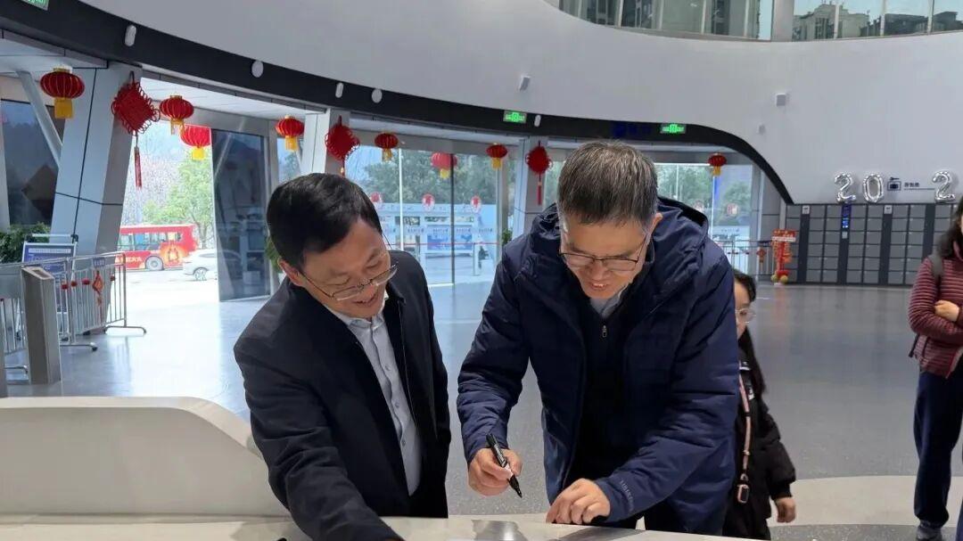 携深情眷恋归巢  寄厚望于沃土——成会明院士专程前往巴中科技馆视察工作